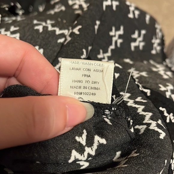 SKIES Are Blue Black and White Patterned Top Size S - Picture 6 of 6